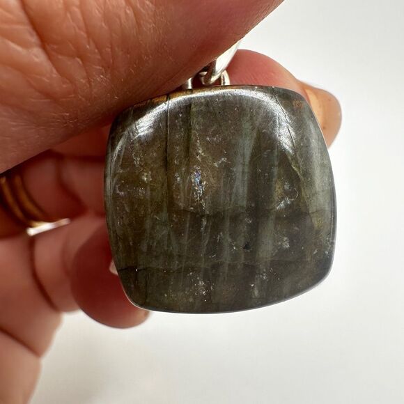 21mm PURPLE FLASH Labradorite pendant in solid sterling silver! - Picture 5 of 11